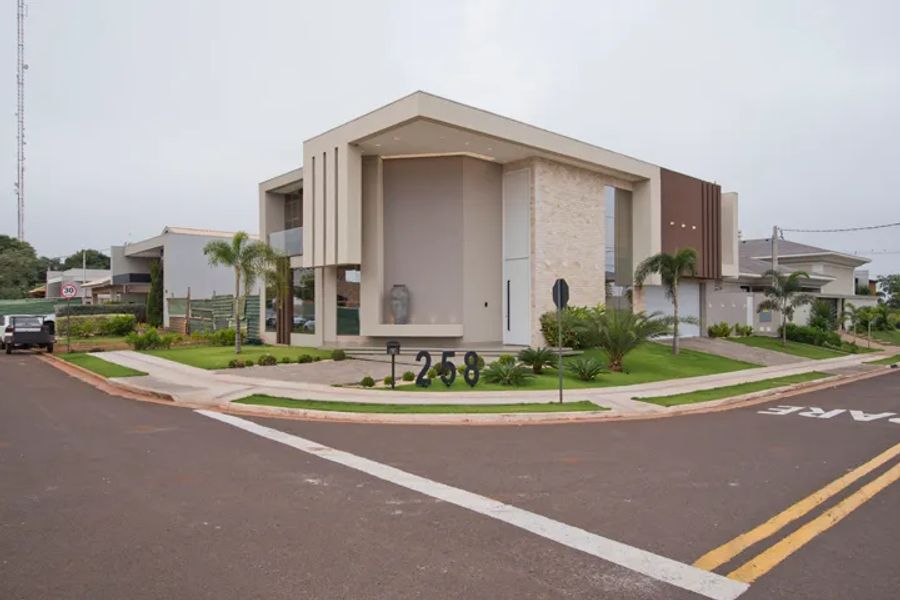 Arquiteto em Maracaju MS: fachada de residência de alto padrão projetada por Juliana Saraiva